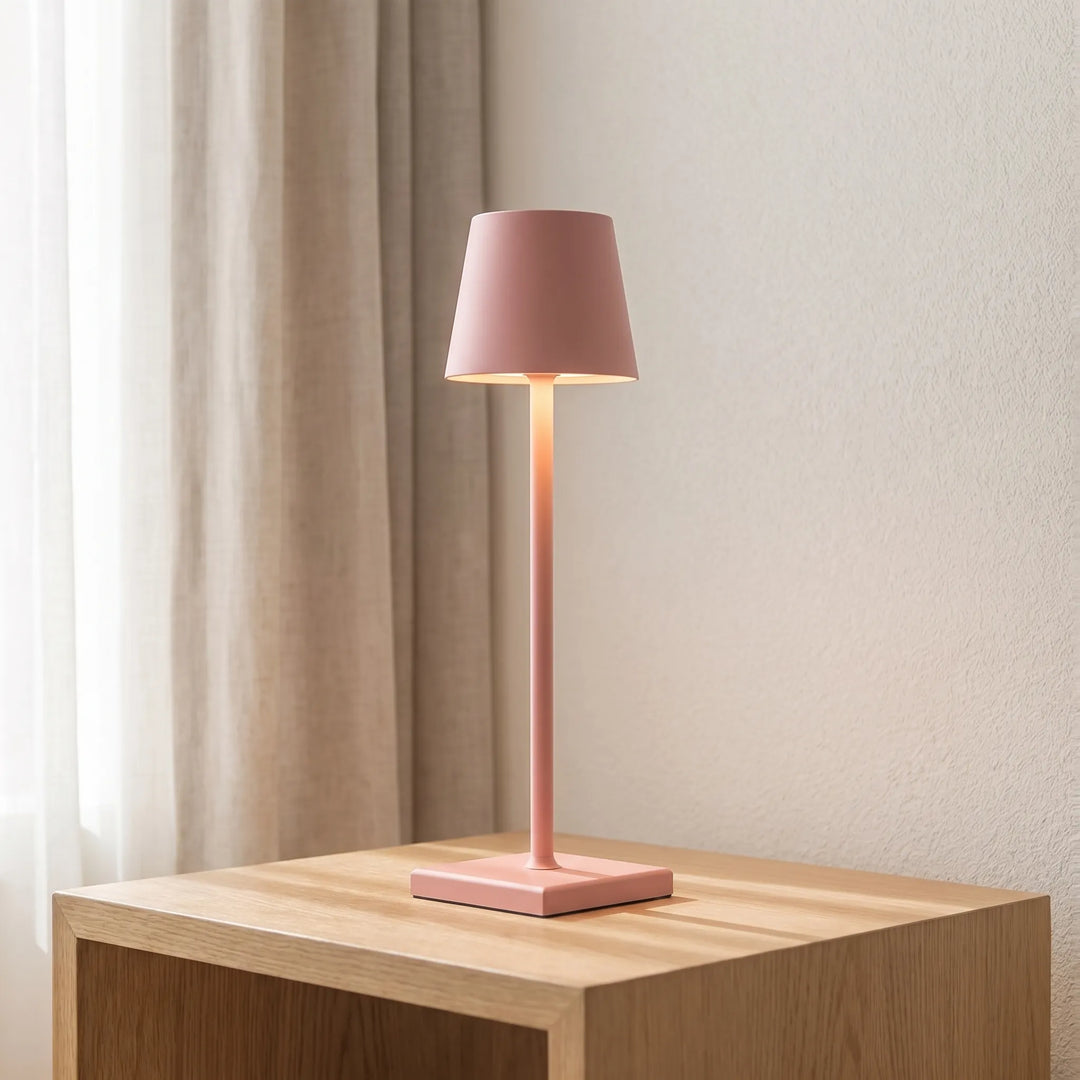 Dimmbare Akku-LED-Tischlampe, kabellos & tragbar. Schafft flexibles Ambiente Licht für Innen & Außen.
