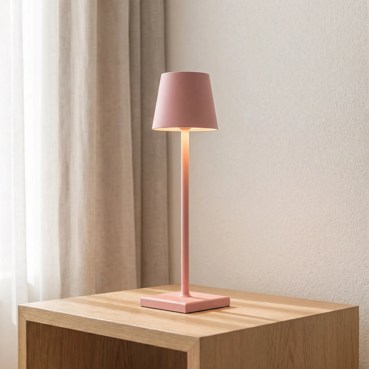 Dimmbare Akku-LED-Tischlampe, kabellos & tragbar. Schafft flexibles Ambiente Licht für Innen & Außen.