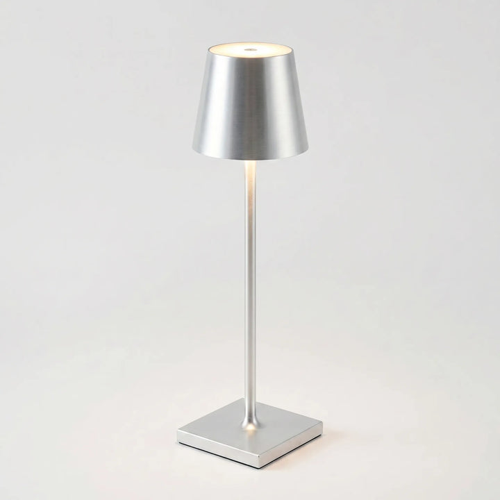 Akku-LED-Tischlampe, kabellos & dimmbar. Perfekt als tragbares Licht für Party oder Leseecke.