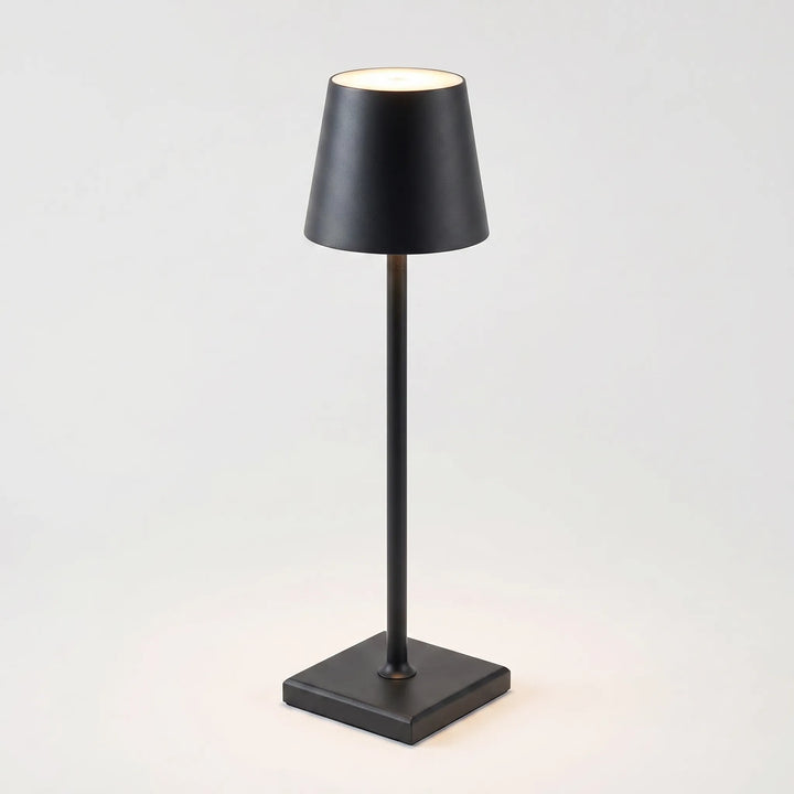 Minimalistische kabellose LED-Tischlampe, dimmbar & akkubetrieben. Vielseitig für Indoor & Outdoor.