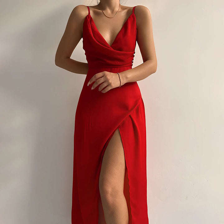 Figurbetontes langes Frühlingskleid für Damen mit femininem V-Ausschnitt und modischem Schlitz. Ideal als Partykleid.