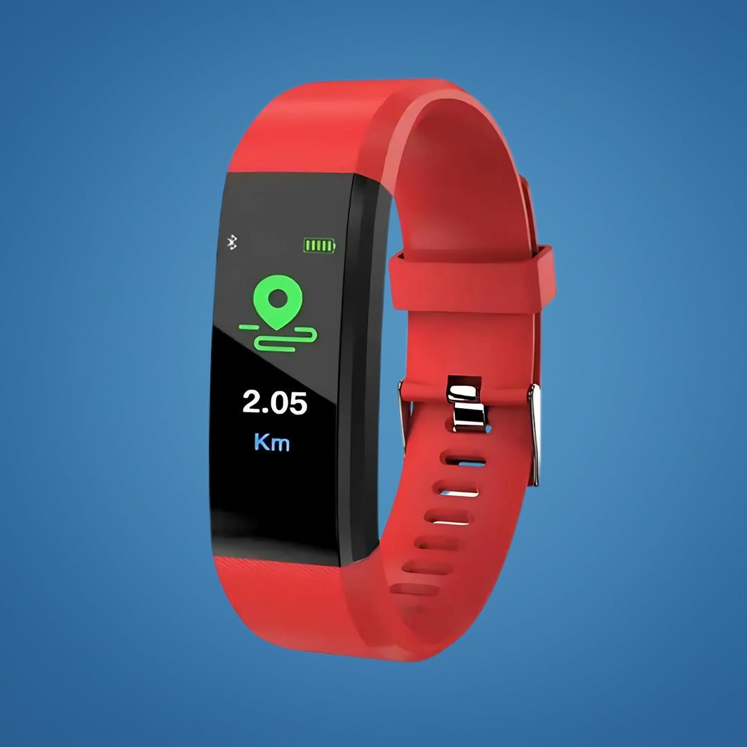 Ältere Person trägt eine Senioren-Smartwatch am Handgelenk, nutzbar für Notruf & GPS-Tracking. Wearable Pflege.