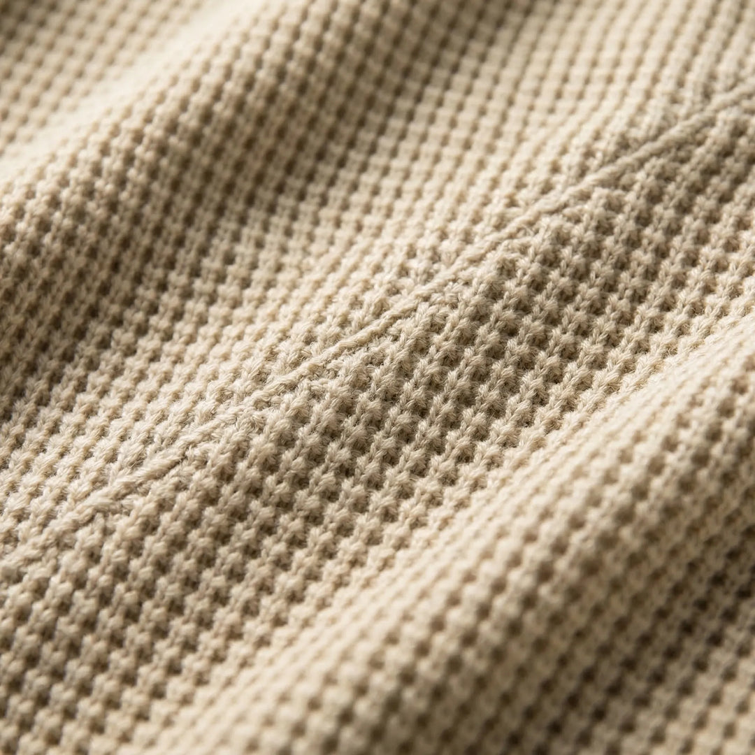Vielseitiger Herren Langarm Pullover Tim aus Waffelstrick. Ideal für Herbst & Winter, casual & zeitlos.