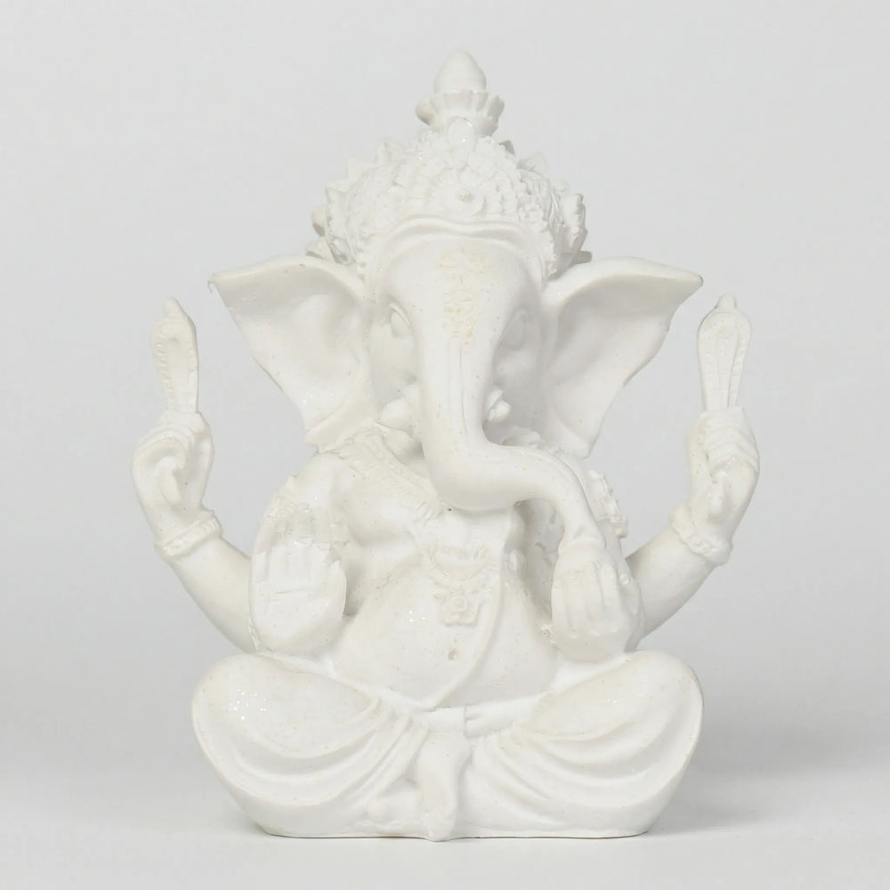 Detailreiche weiße Ganesha Skulptur, Elefantengott als inspirierendes Wohnaccessoire für Hinduismus-Liebhaber.