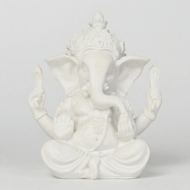 Detailreiche weiße Ganesha Skulptur, Elefantengott als inspirierendes Wohnaccessoire für Hinduismus-Liebhaber.