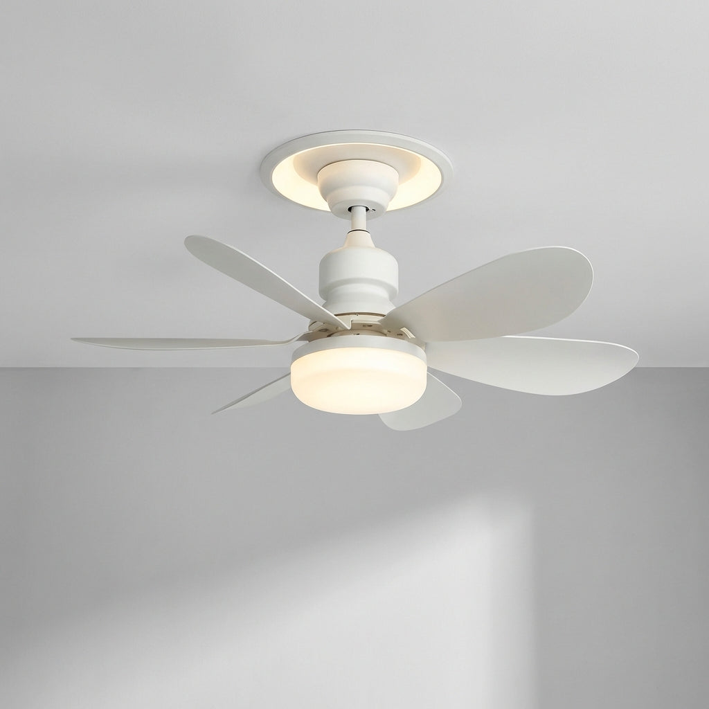 Smarte Deckenleuchte mit integriertem Ventilator, LED-Beleuchtung und komfortabler Fernsteuerung.