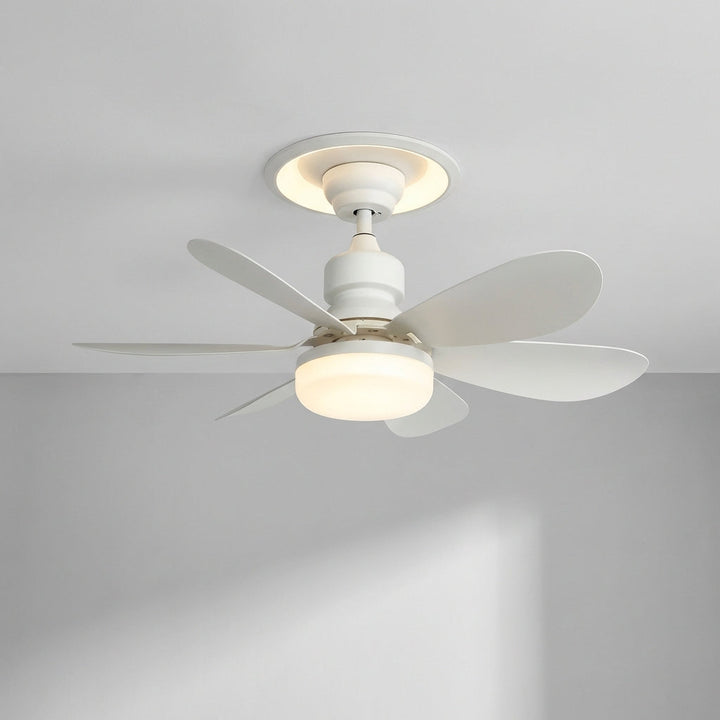 Smarte Deckenleuchte mit integriertem Ventilator, LED-Beleuchtung und komfortabler Fernsteuerung.