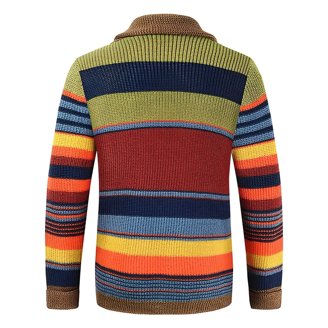 Bequemer Herren Strick-Cardigan mit elegantem Schalkragen und auffälligem Streifenmuster im Retro-Stil.