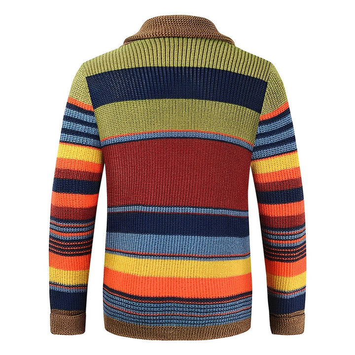 Bequemer Herren Strick-Cardigan mit elegantem Schalkragen und auffälligem Streifenmuster im Retro-Stil.