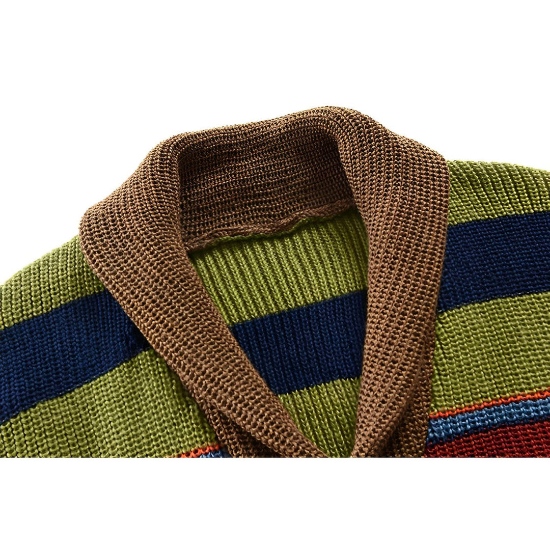 Mann trägt lässigen Retro-Cardigan mit markanten Streifen, perfekt für entspannte Herbst-Looks und Freizeit.