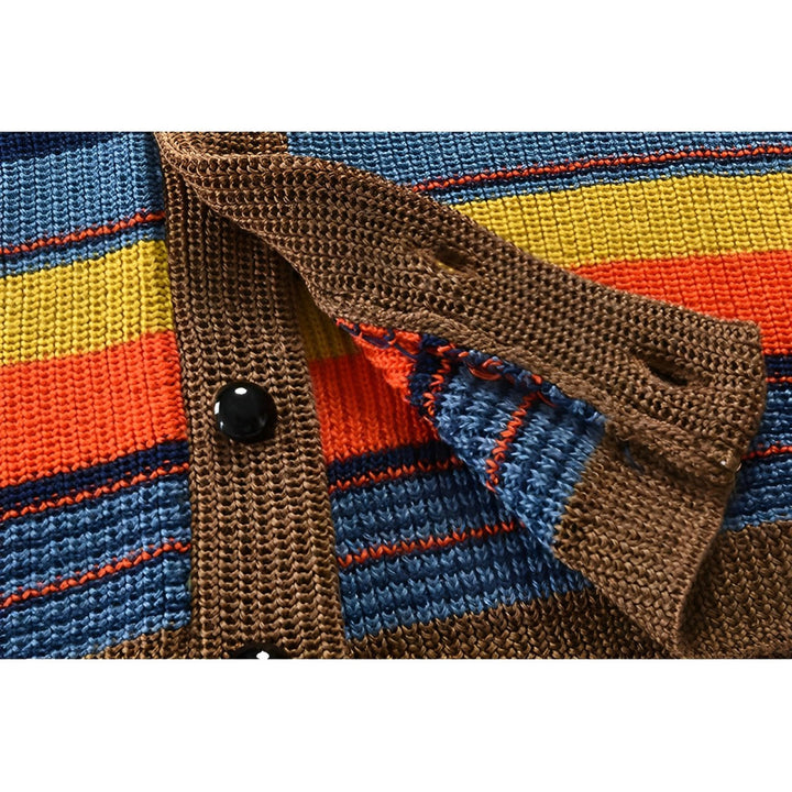 Weicher Herren Retro-Strickcardigan mit bequemer Passform und auffälligem Streifen-Design für den Alltag.