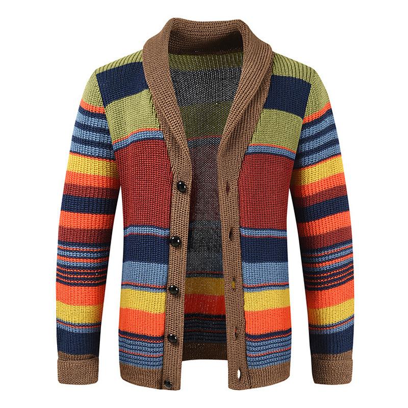Herren Retro-Cardigan mit kräftigem Streifenmuster, Schalkragen und entspannter Passform für lässige Freizeitmode.