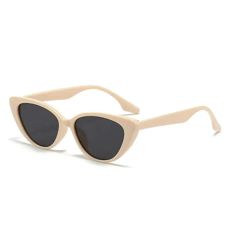 Klassische Cat-Eye Sonnenbrille für Damen, leichtes Gestell, modisch und alltagstauglich.