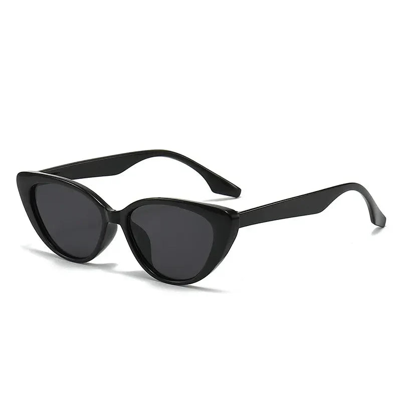 Schützende Cat-Eye Damen-Sonnenbrille mit UV-Filter, leicht und elegant im Vintage-Look.