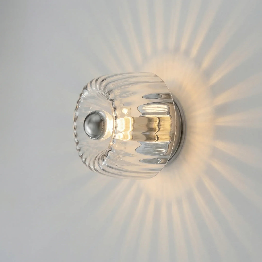 Dekorativer Lichteffekt: Gerippte Glas Wandleuchte, vielseitig einsetzbar in Wohnzimmer, Flur oder Schlafzimmer.