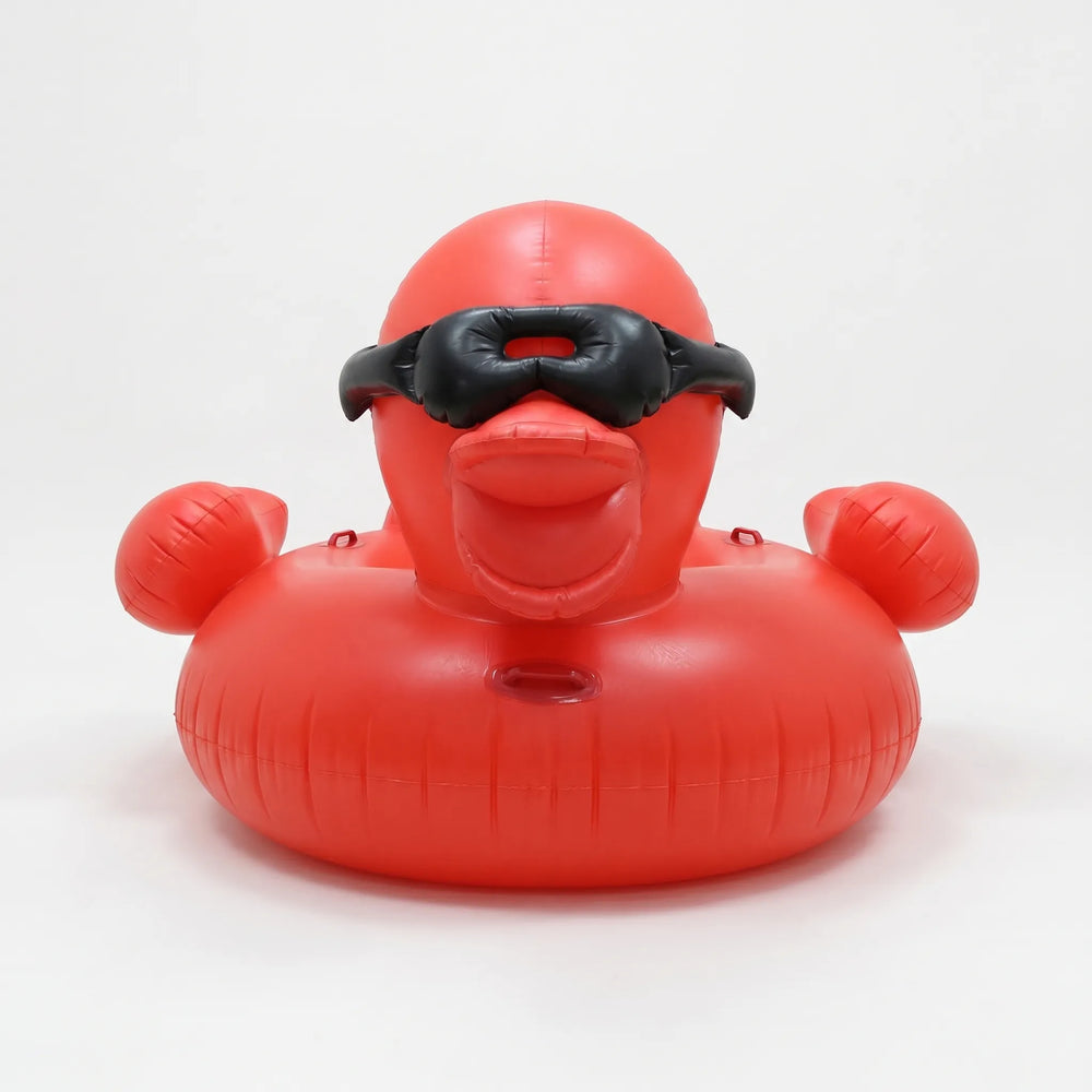 Große aufblasbare Ente als Schwimmtier und Wasserinsel zum Entspannen im Pool. Perfekt für Badespaß & Urlaub.