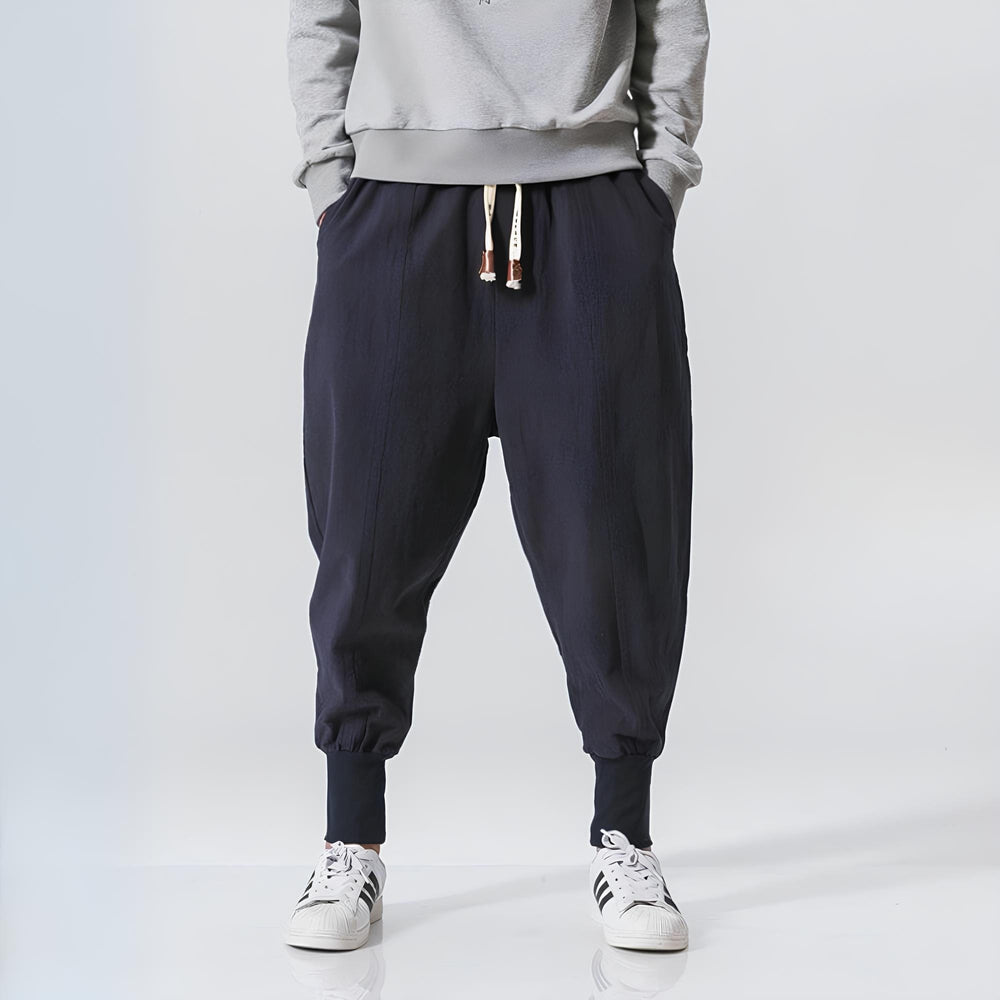 Moderne Herren Streetwear Baggy Hose mit elastischem Bund, ideal für urbanen Freizeitstil.