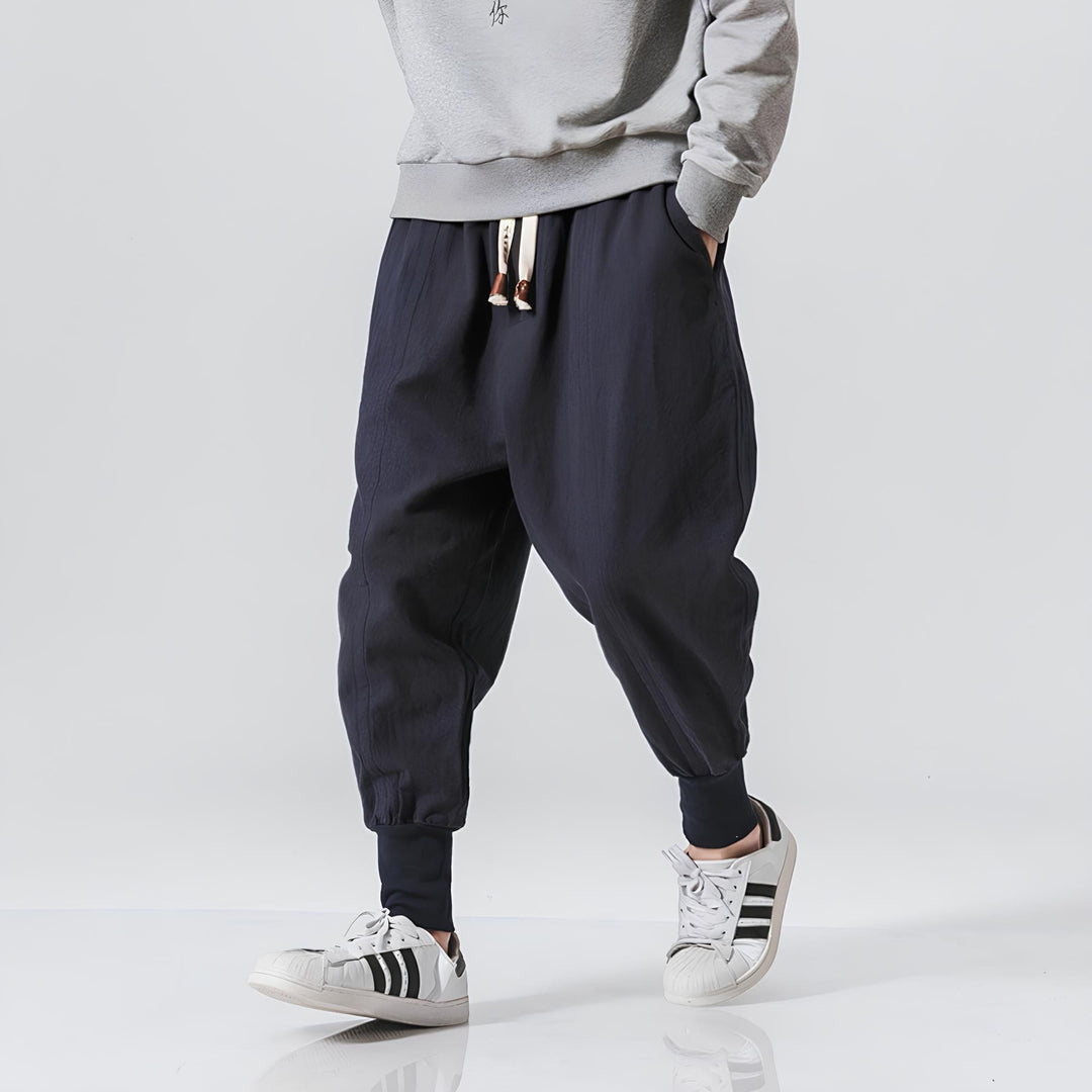 Lässige Männer Freizeithose im Baggy-Stil mit tiefem Schritt, bietet modernen Komfort und Stil.