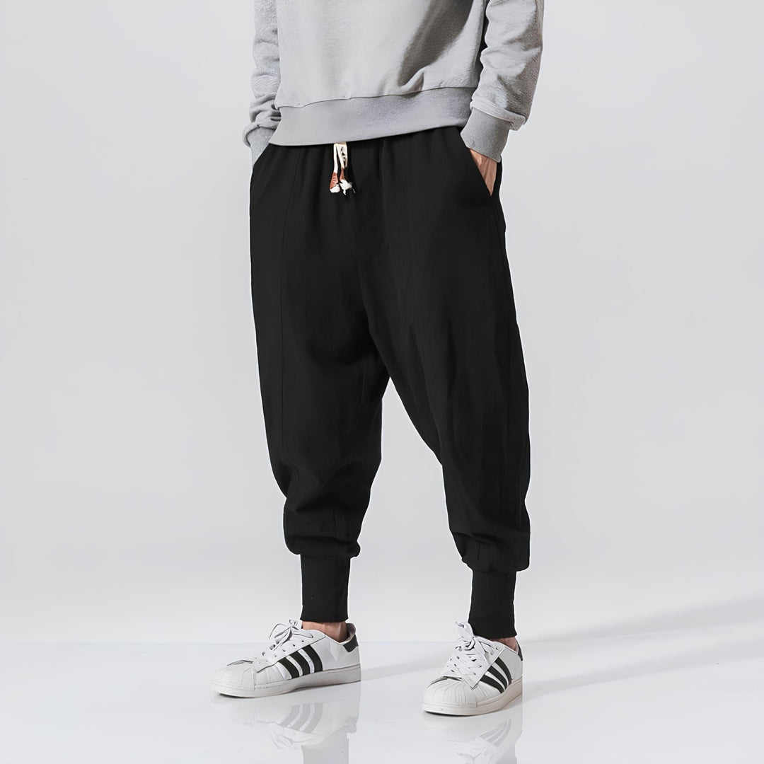 Stylische Urban Baggy Hose für Herren mit lockerem Schnitt und tiefem Schritt, ein Must-have für Streetwear-Mode.