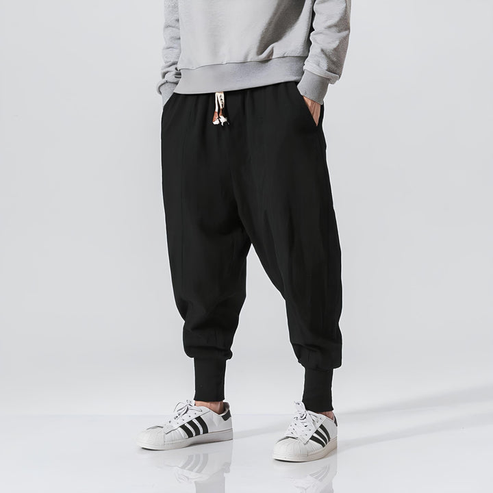 Stylische Urban Baggy Hose für Herren mit lockerem Schnitt und tiefem Schritt, ein Must-have für Streetwear-Mode.