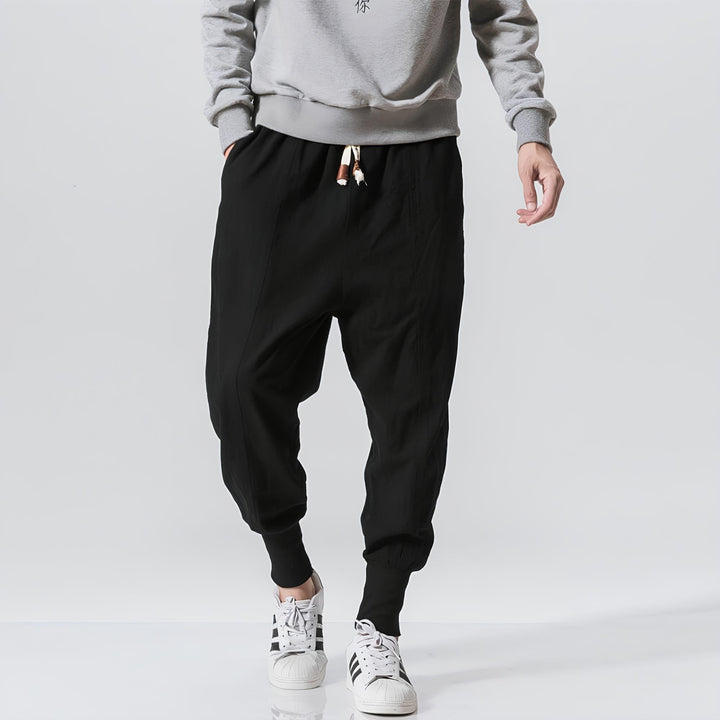 Bequeme Herren Tiefschritt Baggy Hose in Schwarz, perfekt für entspannte Tage und Streetwear-Outfits.