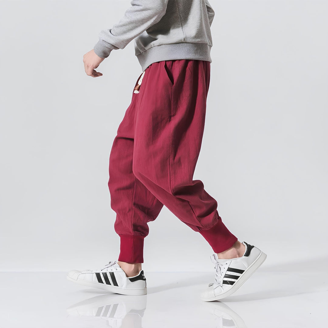 Dunkelgraue Herren Baggy Jogginghose mit tiefem Schritt, optimal für einen entspannten und modernen Look.