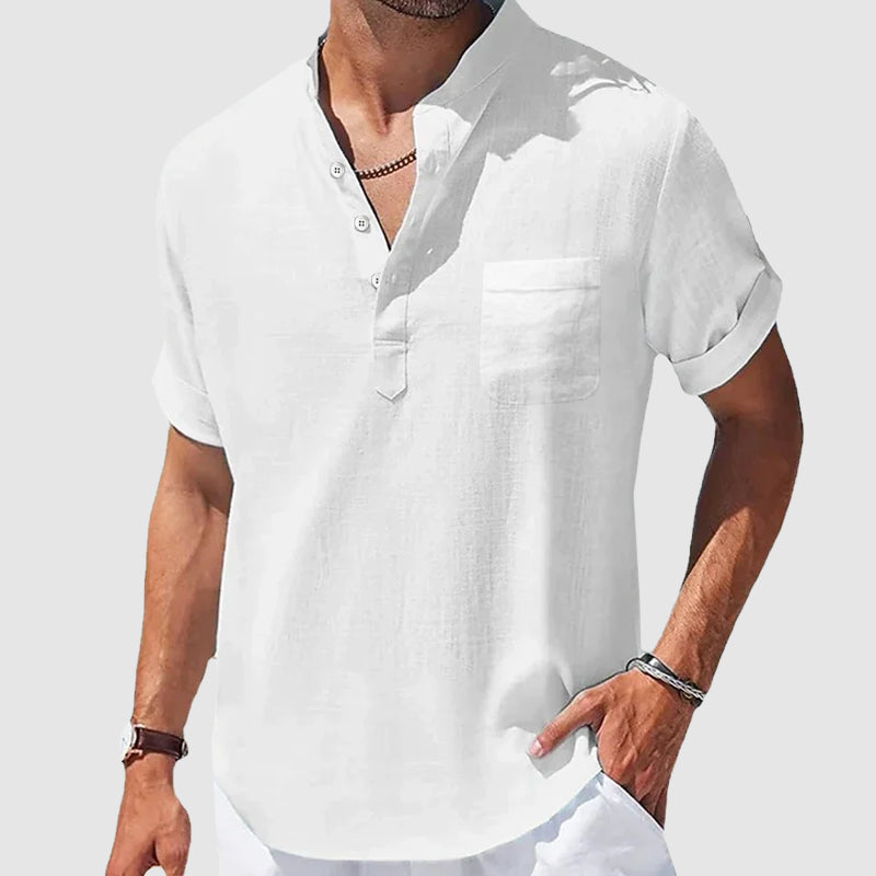 Bequemes weißes Herren Henley Kurzarmhemd. Klassisches, lässiges Freizeitshirt mit Knopfleiste für Herrenmode.