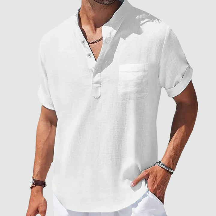 Bequemes weißes Herren Henley Kurzarmhemd. Klassisches, lässiges Freizeitshirt mit Knopfleiste für Herrenmode.