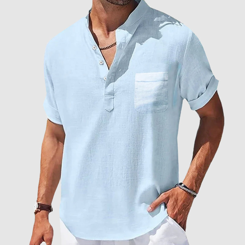 Stylisches Herren Kurzarm Henley-Shirt in Hellblau. Ideal als Freizeithemd oder Basic-Oberteil für warme Tage.