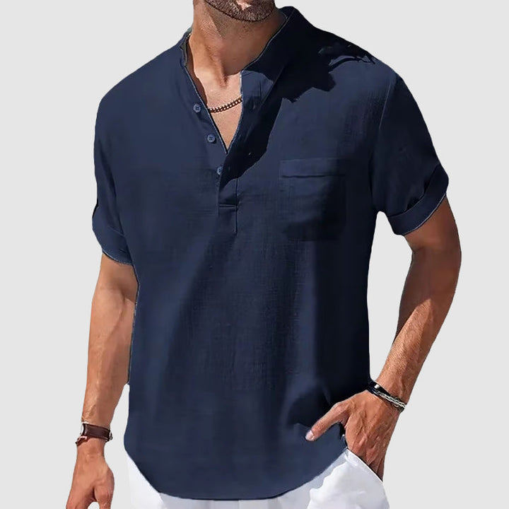 Lässiges Herren Henley Kurzarmhemd in Marineblau. Bequemes Sommerhemd mit Knopfleiste für Freizeit und Alltag.