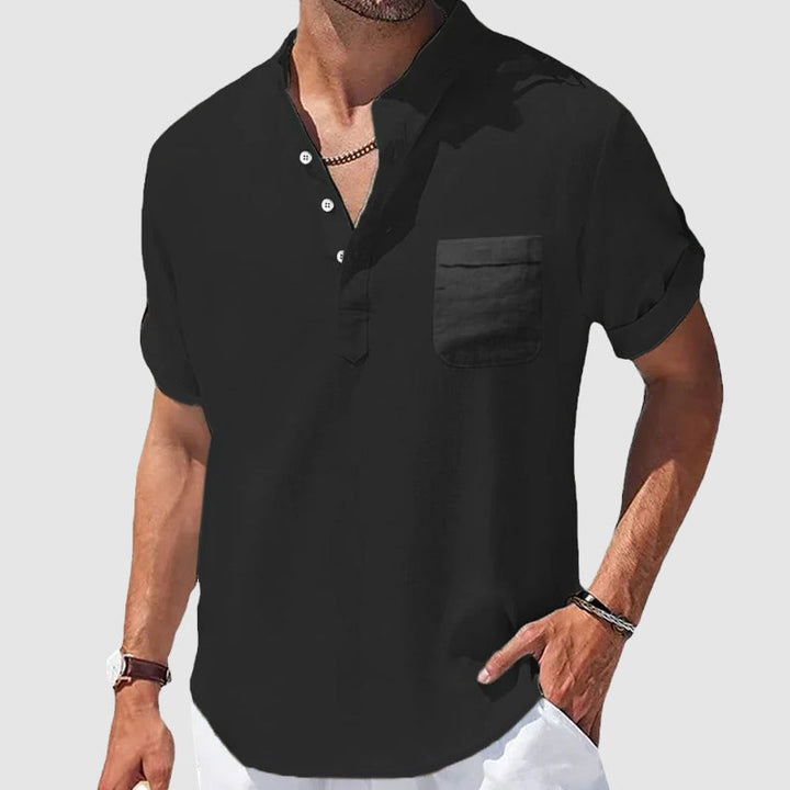 Schwarzes Herren Henley Kurzarmhemd mit stilvoller Knopfleiste. Perfektes lässiges Freizeithemd für Herren.