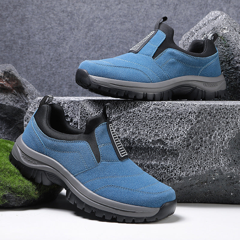 Stylischer Damen Bequemschuh, als Outdoor-Sneaker designt, bietet Komfort und sicheren Halt auf jedem Terrain.