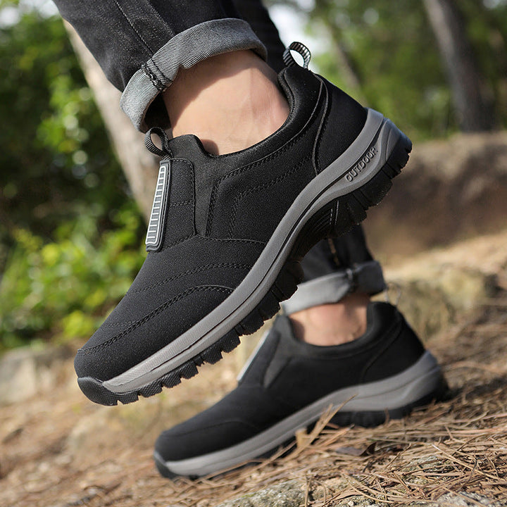 Damen Sportschuh mit rutschfester Profilsohle, optimal für Outdoor-Aktivitäten, bietet Stabilität und Komfort.