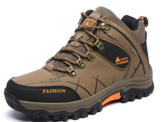 Neue Herrenschuhe für Wandern und Outdoor-Abenteuer. Optimaler Komfort und stabiler Halt für Trekking-Touren.