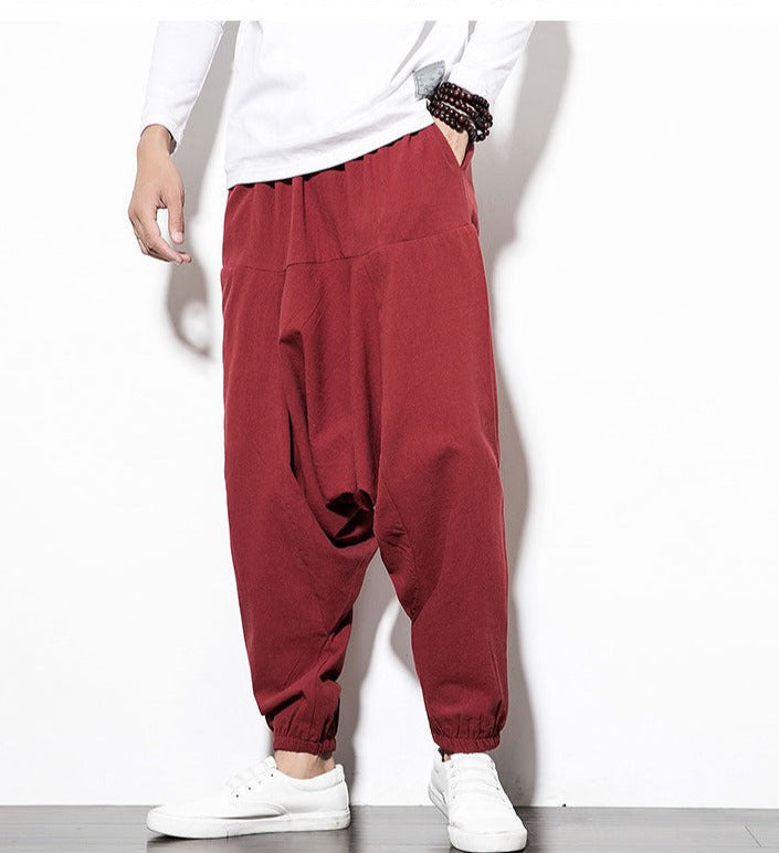 Herren Sporthose im Harem-Look, schwarz, locker geschnitten für maximale Bewegungsfreiheit.