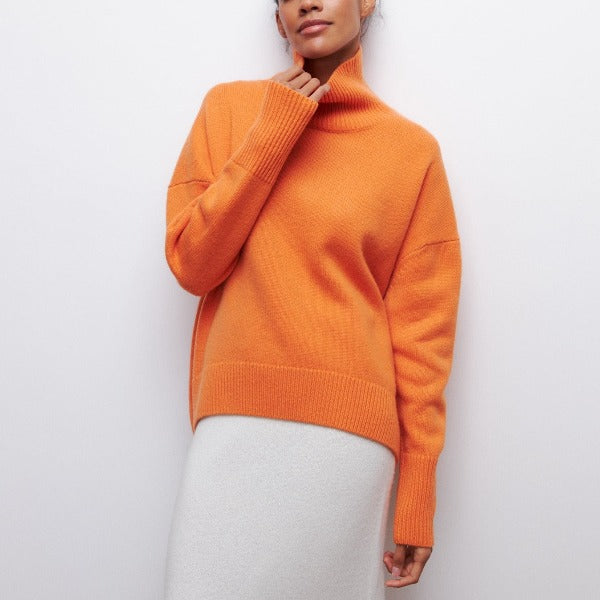 Warmer Rollkragenpullover für Damen, ideal für den Winter. Gemütlicher Strickpullover, elegante Damenmode.