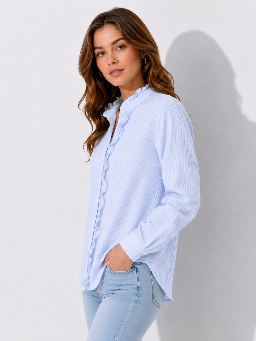 Klassische weiße Damen Bluse mit langen Ärmeln. Vielseitig für Business-Meetings oder stilvolle Freizeit-Outfits.