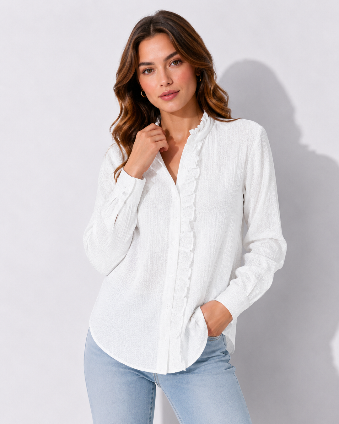Weiße klassische Damen Bluse, ein zeitloses Basic für Ihre Garderobe. Geeignet für Büro und elegante Anlässe.