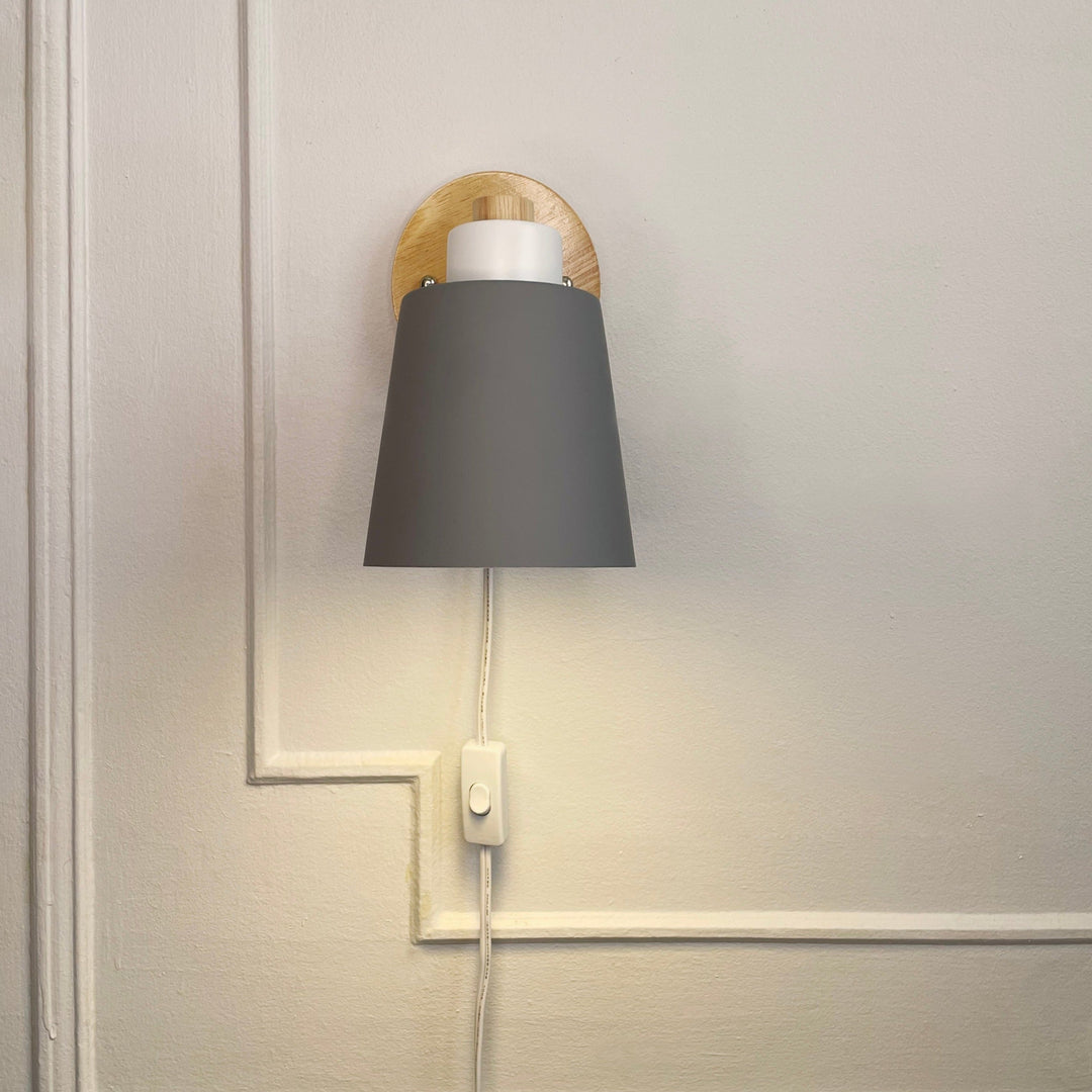 Flexible Wandleuchte Holz & Metall, drehbarer Arm, mit Stecker, ideal fürs Bett.