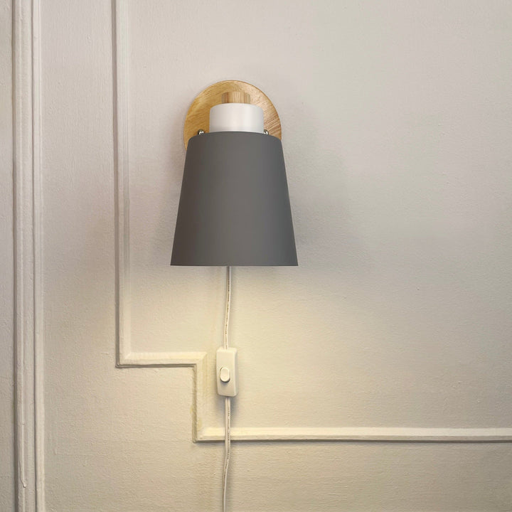 Flexible Wandleuchte Holz & Metall, drehbarer Arm, mit Stecker, ideal fürs Bett.