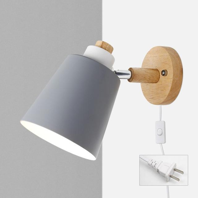 Verstellbare Wandleuchte mit Stecker, Holz & Metall, für zielgerichtetes Leselicht.