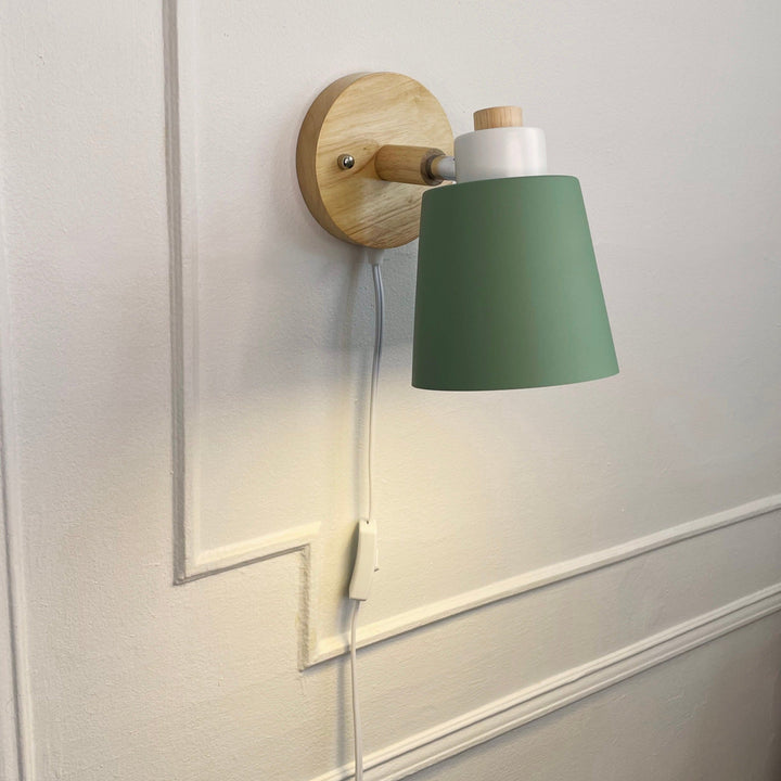 Elegante Wandleuchte aus Holz & Metall, drehbar, mit Stecker, ideal als Nachttischlampe.