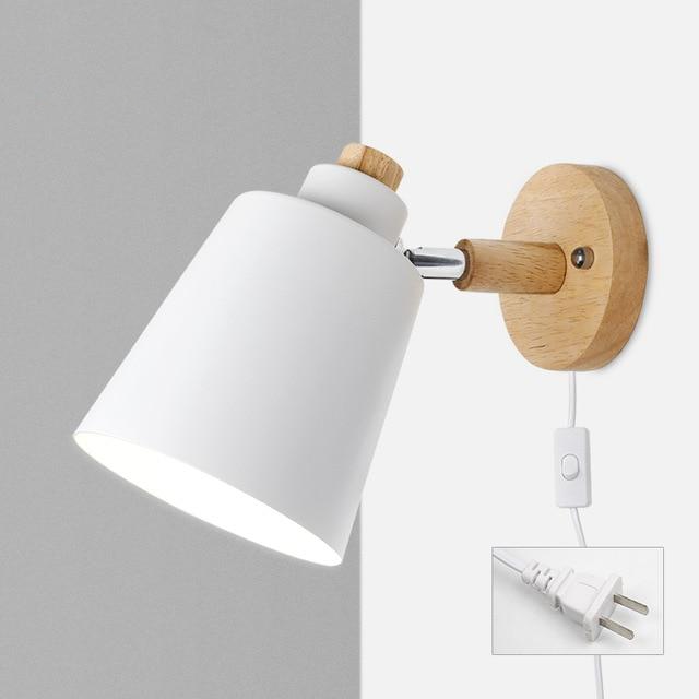 Drehbare Wandleuchte aus Holz & Metall, mit Stecker, für moderne und gemütliche Einrichtung.