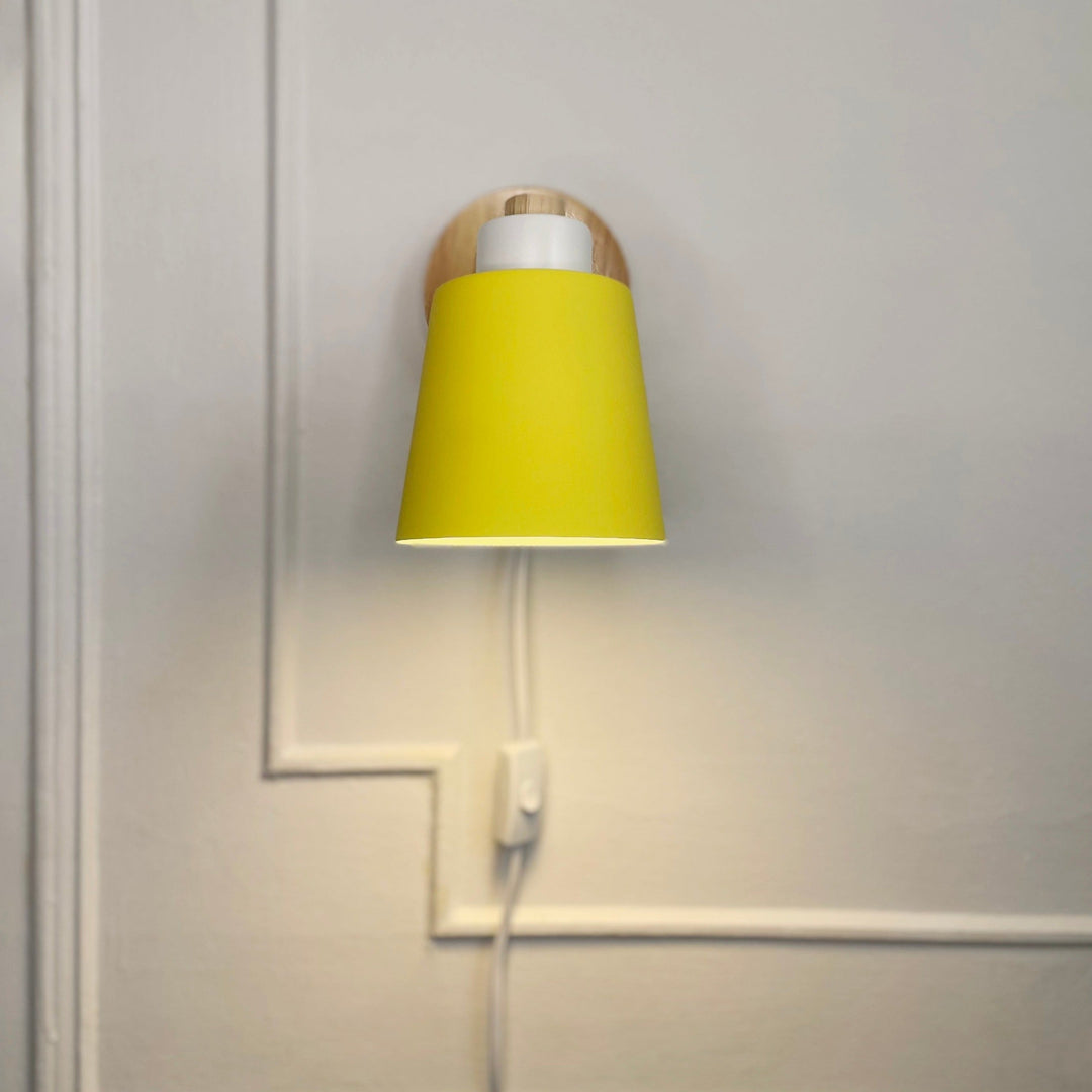 Wandleuchte aus Holz & Metall, drehbarer Schirm, mit Stecker, für gezielte Beleuchtung.
