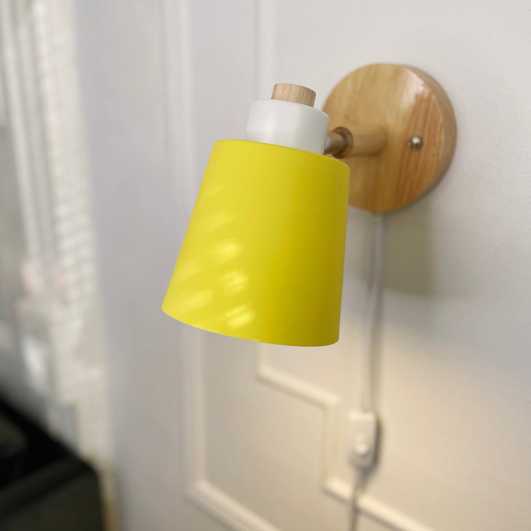 Nachttischlampe Holz & Metall, drehbar, mit Stecker, spendet warmes Ambiente.