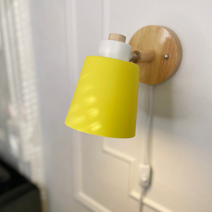 Nachttischlampe Holz & Metall, drehbar, mit Stecker, spendet warmes Ambiente.