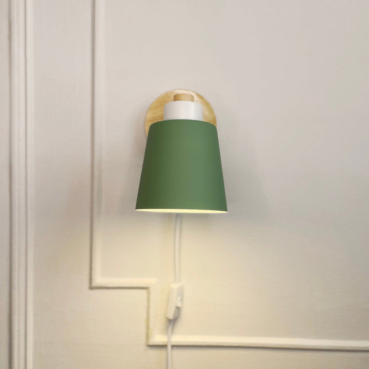 Design-Wandleuchte aus Holz & Metall, drehbarer Kopf, mit Stecker.