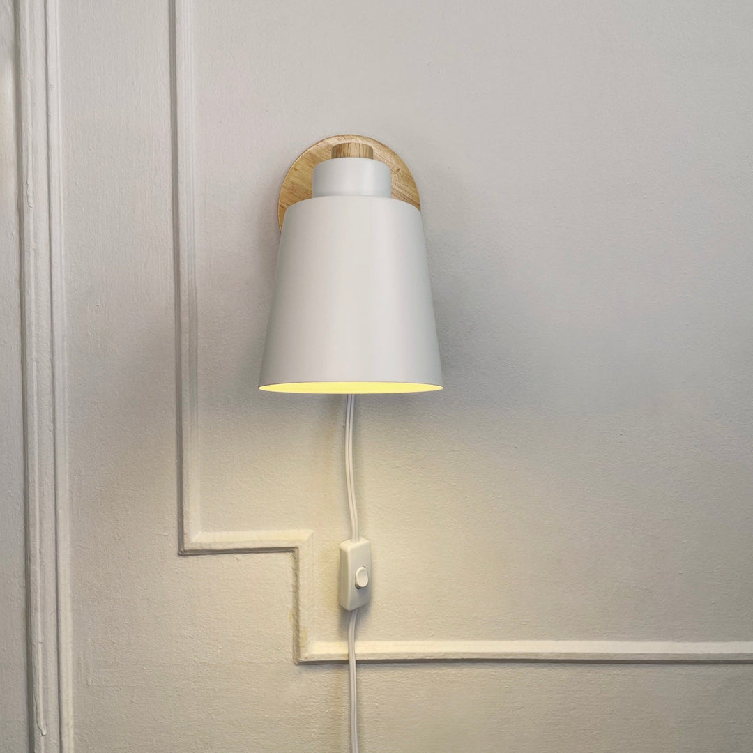 Stilvolle Wandleuchte Holz & Metall, drehbar, mit Stecker, perfekt als Akzentlicht.