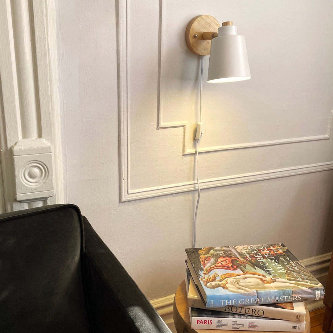 Drehbare Wandleuchte mit Stecker aus Holz & Metall, verstellbarer Schirm, modern.