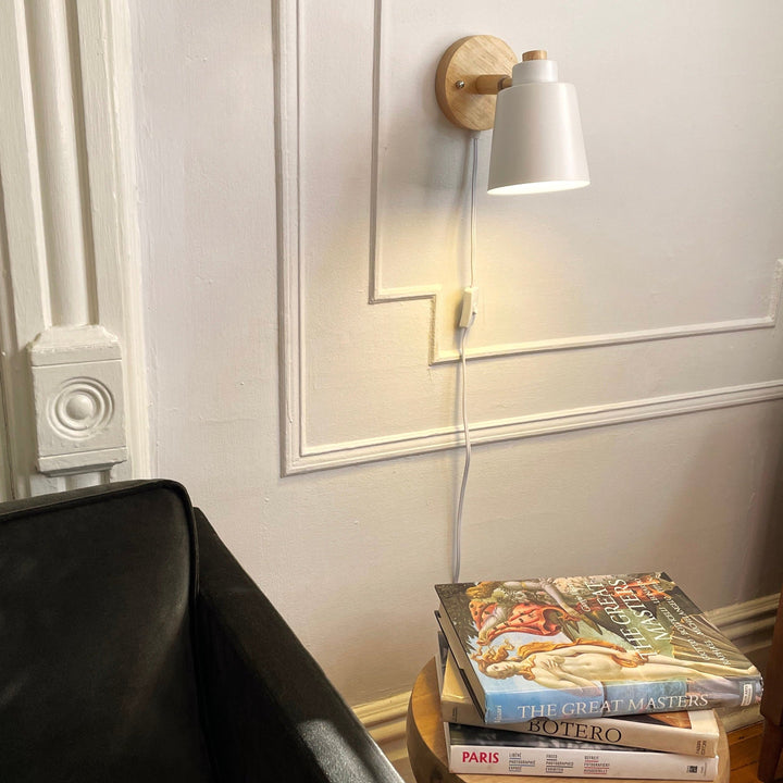 Drehbare Wandleuchte mit Stecker aus Holz & Metall, verstellbarer Schirm, modern.